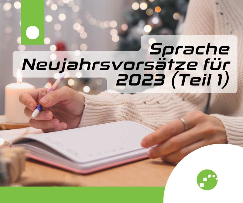 Eine Frau sitzt und schreibt etwas in ihr Notizbuch. Sie können nur die Hände der Frau sehen. Auf dem Bild steht geschrieben: Sprache Neujahrsvorsätze für 2023 (Teil 1).